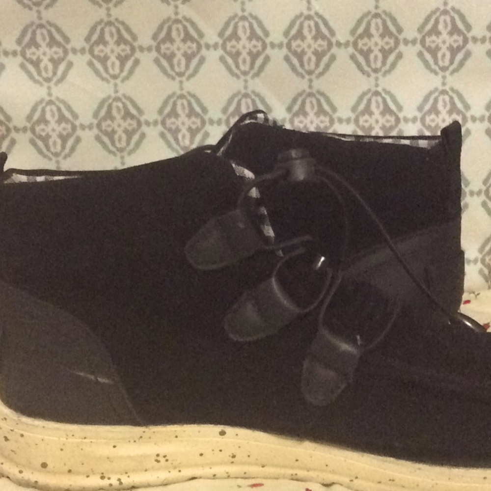 🖤🖤HIGH TOP SHOES NO BRAND SPECIFIED🖤🖤